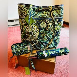 Vera Bradley Tote with zip purse/wristlet and umbrella, Rhythm & Blues pattern